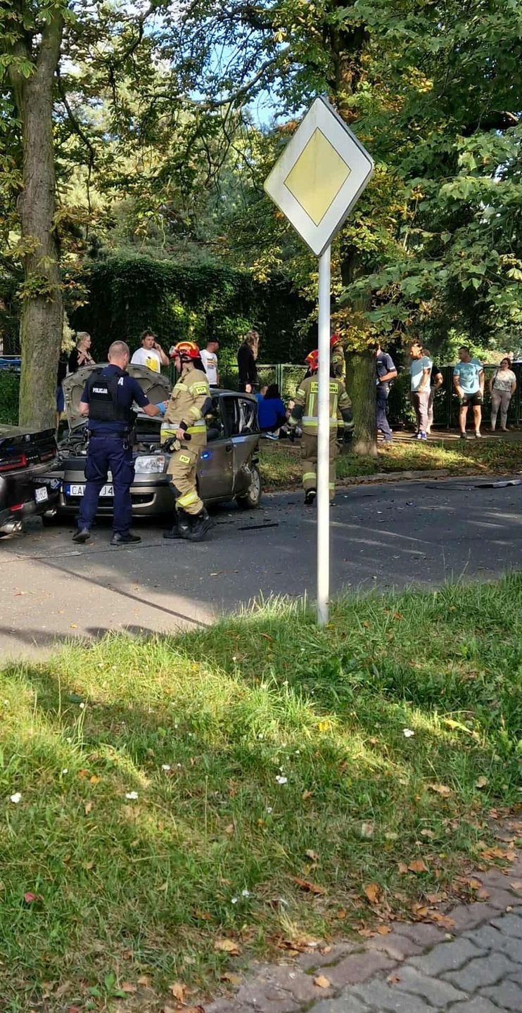 Wypadek na ul. Narutowicza w Aleksandrowie Kujawskim. Zderzyły się dwa pojazdy