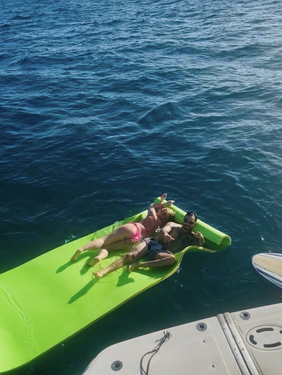 Britney Spears bawiła się na urlopie z tajemniczym przystojniakiem. Po powrocie u jej boku kręcił się INNY. Nadążacie? (ZDJĘCIA)