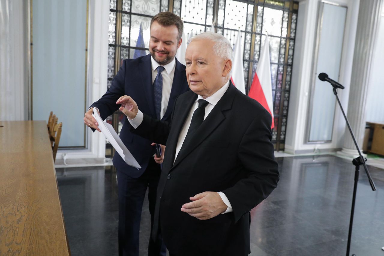 Bochenek stanął w obronie Kaczyńskiego. Taką okładkę pokazał