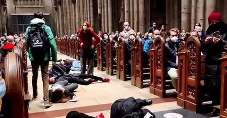 Protest w niemieckim kościele. Ludzie zaczęli padać na ziemię
