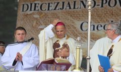 Zrezygnował po skandalu. Biskup przeprasza wiernych