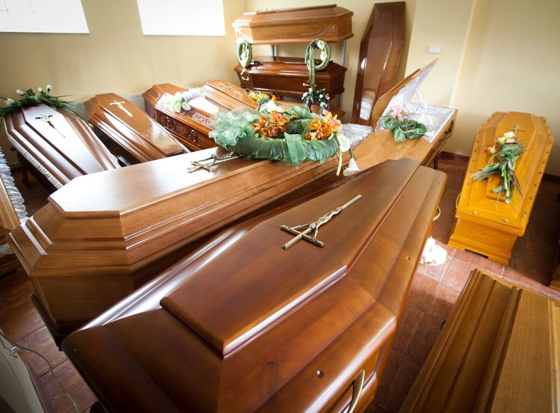 Podwyżka zasiłku pogrzebowego. Resort finansów ostrzega