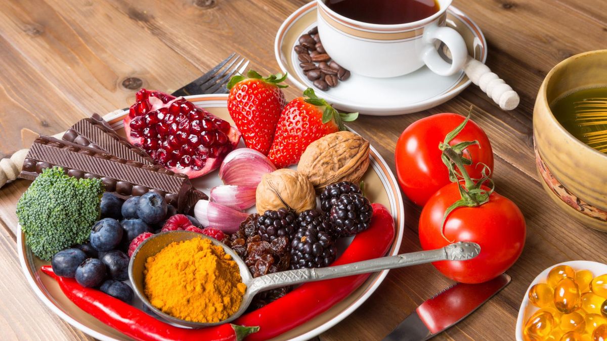 Przeciwutleniacze występują licznie w owocach jagodowych, warzywach, orzechach i kurkumie.