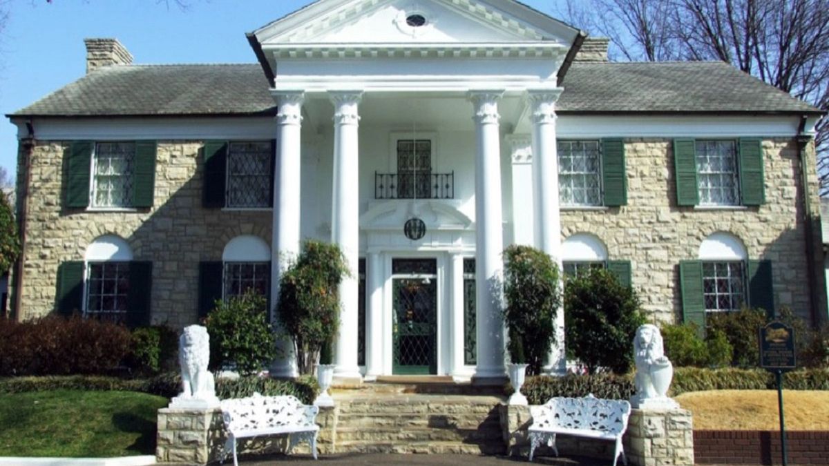 Szokujące zachowanie turysty. Zrobił to przy domu Elvisa Presleya. 