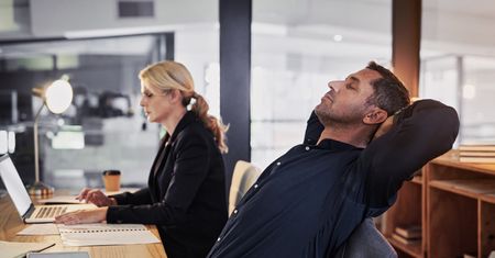 To nie pracownicy są leniwi, tylko szefowie kiepscy. Sprawdzili, o co naprawdę chodzi w "cichej rezygnacji"