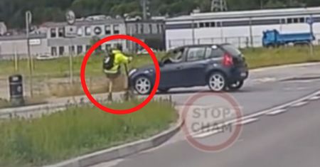 Auto skręcało. Nadjechał hulajnogą. Boli od patrzenia