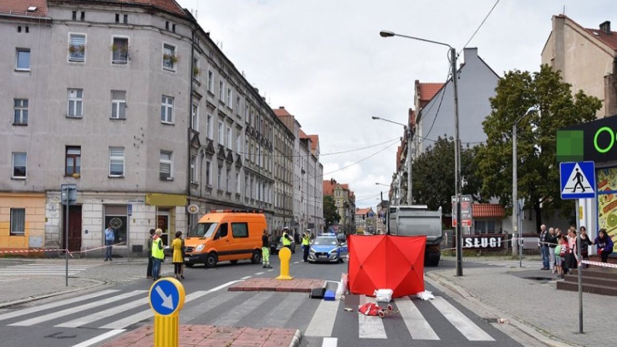 73-latka została potrącona, gdy przechodziła na pasach