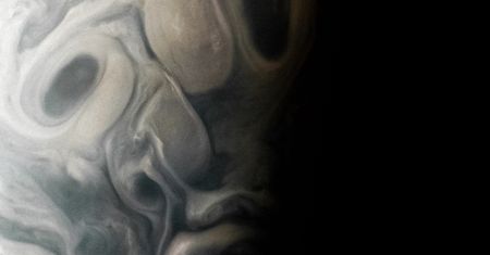 Upiorna obserwacja NASA. Wyłoniła się z obłoków Jowisza