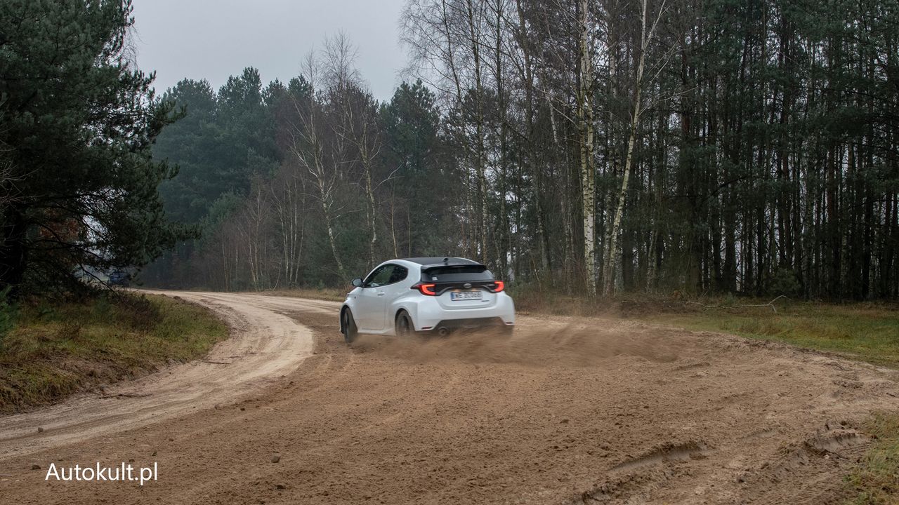 Na wyjściu z szutrowego łuku gaz w podłogę i cześć...