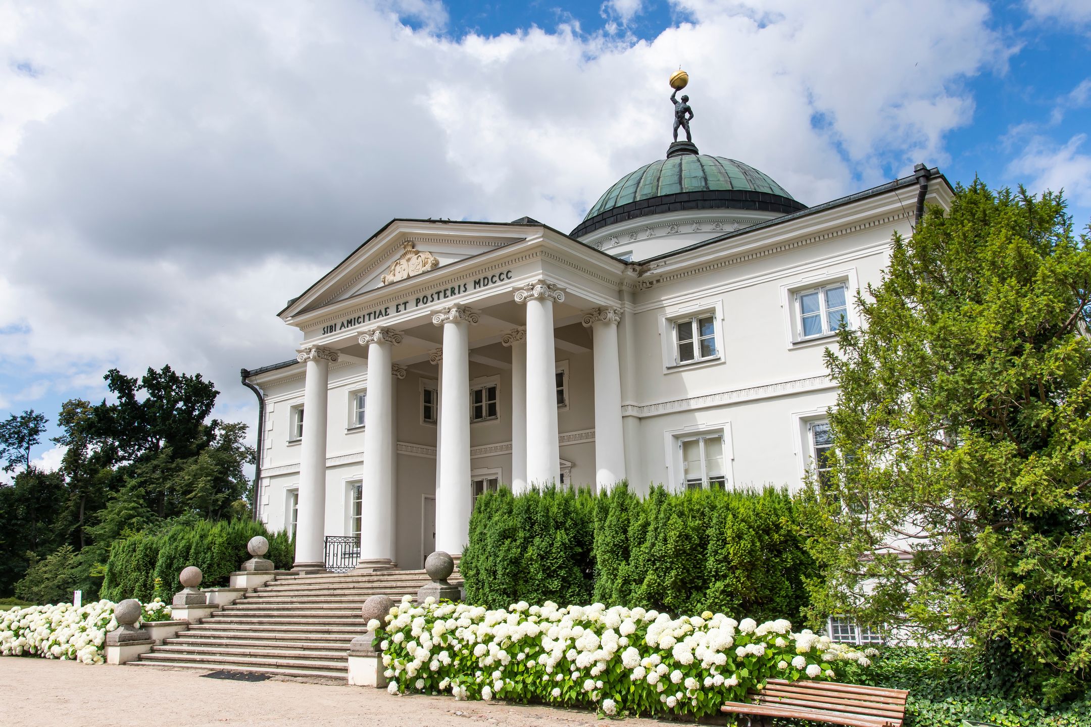 Miedzianą kopułę pałacu wieńczy brązowa postać dźwigającego kulę ziemską Atlasa