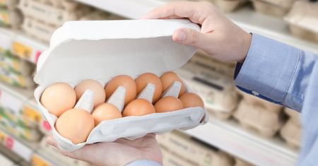 Widzisz na jajkach? Nie jedz i lepiej od razu je wyrzuć