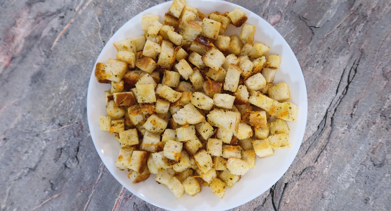 Zrób te grzanki i wykorzystaj je do sałatek i kremowych zup