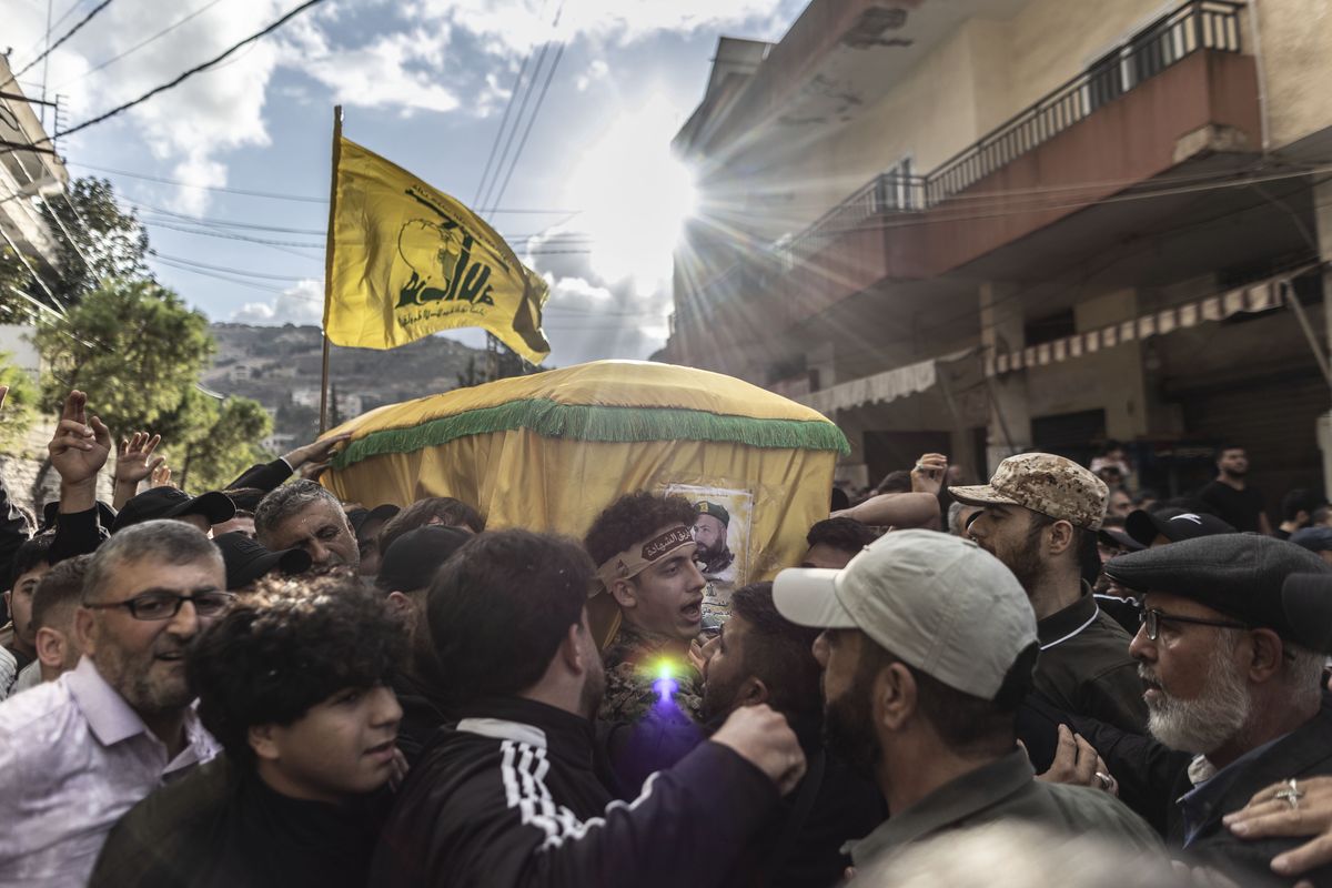 Trwają pogrzeby członków Hezbollahu w związku ze starciami granicznymi z Izraelem w Kherbet Selem 18 października. Zwolennicy Hezbollahu niosą trumnę bojownika zabitego wczoraj podczas starć z IDF 