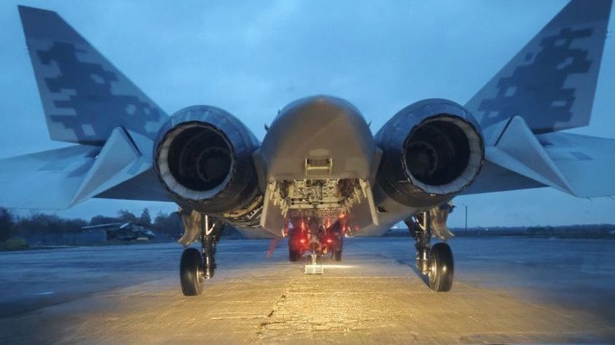 Su-57 z otwartą komorą uzbrojenia.