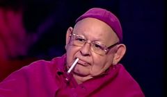 Jerzy Urban w stroju biskupa z papierosem w „Skandalistach” Polsat News - dziennikarze skonsternowani (wideo)