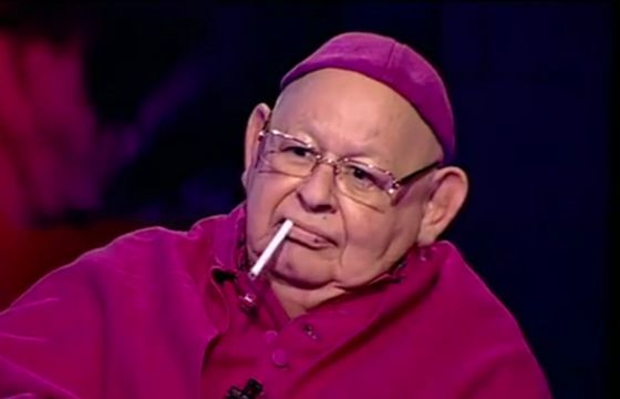 Jerzy Urban w stroju biskupa z papierosem w „Skandalistach” Polsat News - dziennikarze skonsternowani (wideo)