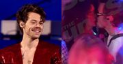 Harry Styles CAŁUJE SIĘ NAMIĘTNIE z tajemniczą kobietą podczas festiwalu. "Nie obchodziło ich, kto na to patrzy"