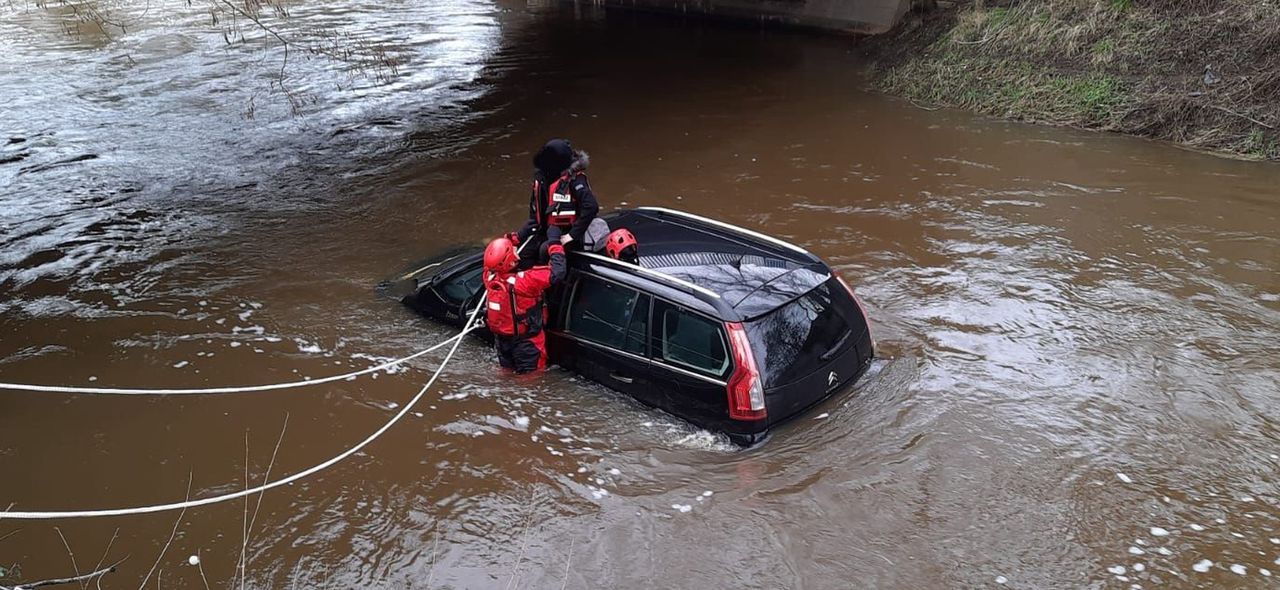 Auto wpadło do rzeki w Gubinie