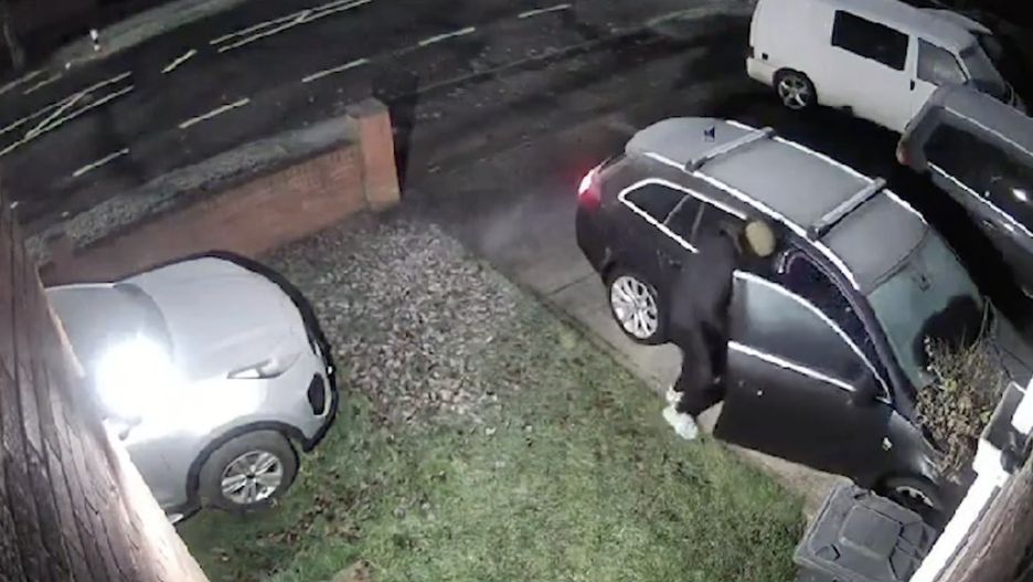 Złodziej wsiada do samochodu, którym mało nie zabije próbującego go powstrzymać właściciela