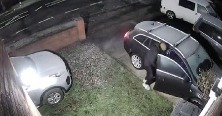 Szokująca ucieczka złodzieja. Mało nie zabił właściciela auta