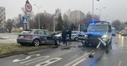 Radiowóz zderzył się z osobówką w Kielcach. Policjant trafił do szpitala