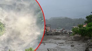 "Fale miały 5-6 metrów". Pilot śmigłowca o powodzi w Nepalu