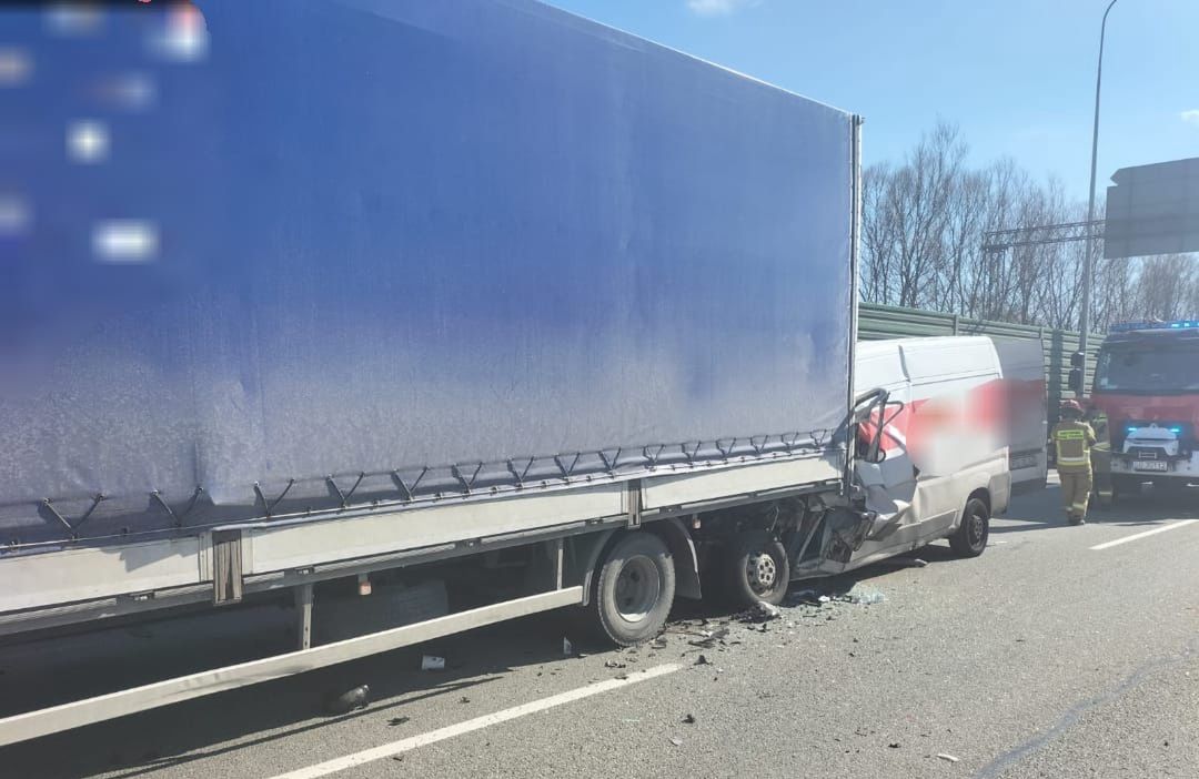 Samochód dostawczy wbił się w ciężarówkę. Nie żyje jedna osoba