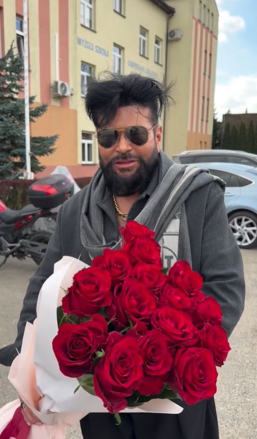 Krzysztof Rutkowski z prezentem od przyjaciółki