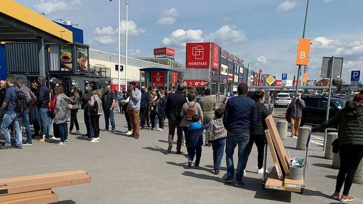 Tłumy pod Ikeą na Jankach.