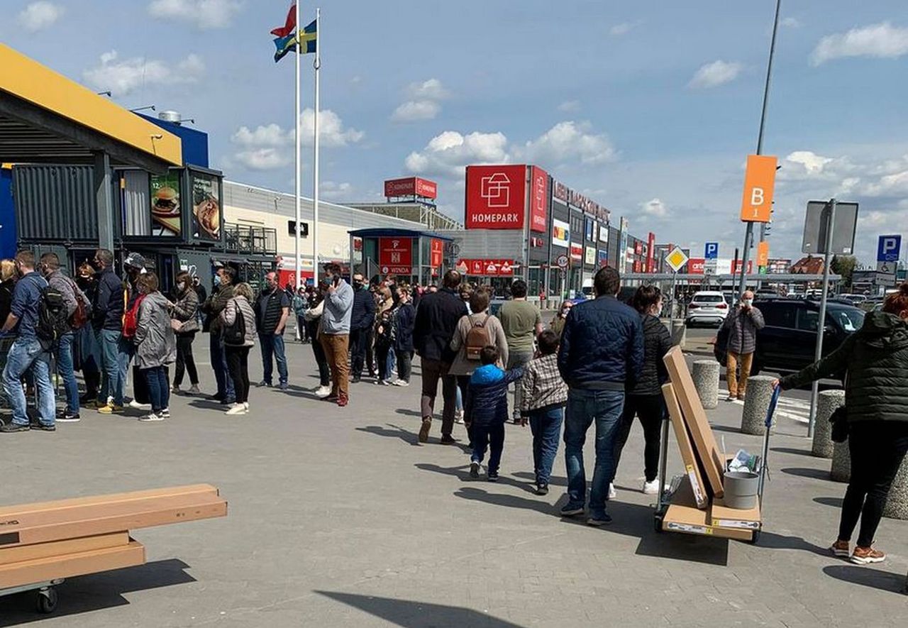 Luzowanie obostrzeń. Polacy masowo ruszyli do marketów