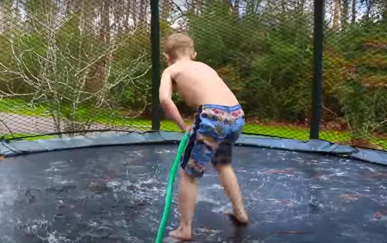 Dzieci i rodzice uwielbiają ten trend. Medycy mówią o nim "trampolina śmierci"
