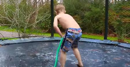 Dzieci uwielbiają ten trend. Medycy mówią o nim "trampolina śmierci"