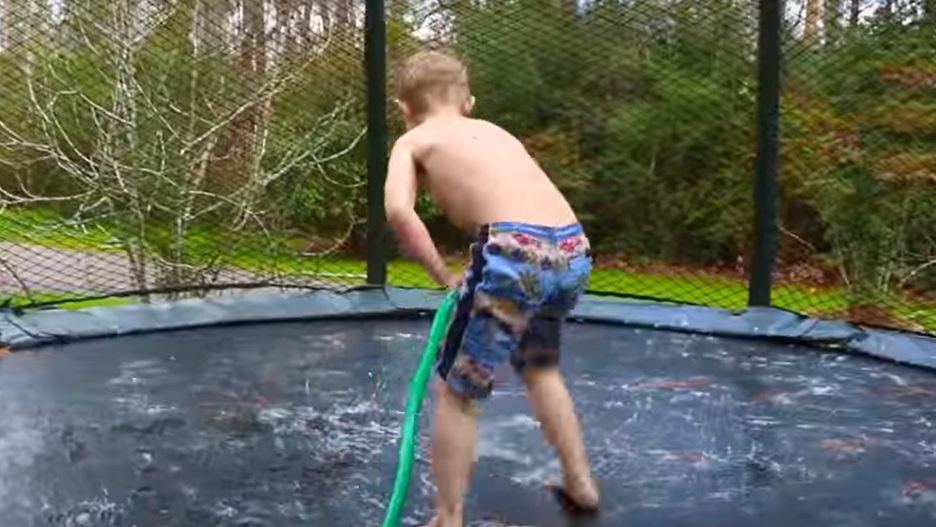 Dzieci i rodzice uwielbiają ten trend. Medycy mówią o nim "trampolina śmierci"