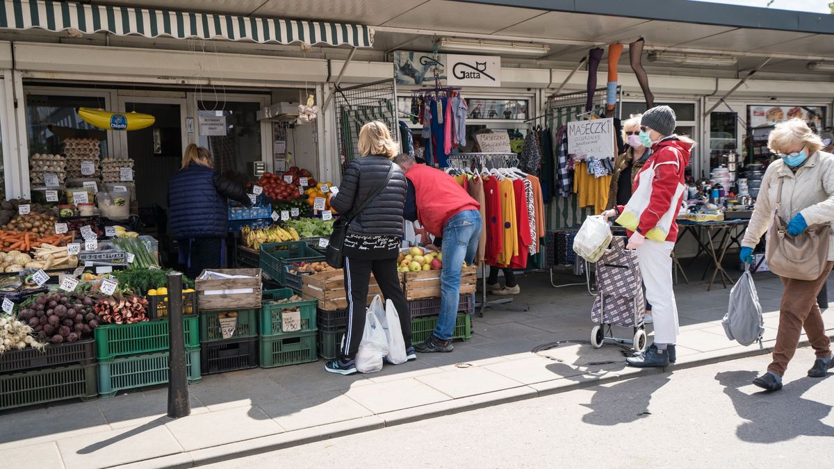Ludzie kupujący na bazarze