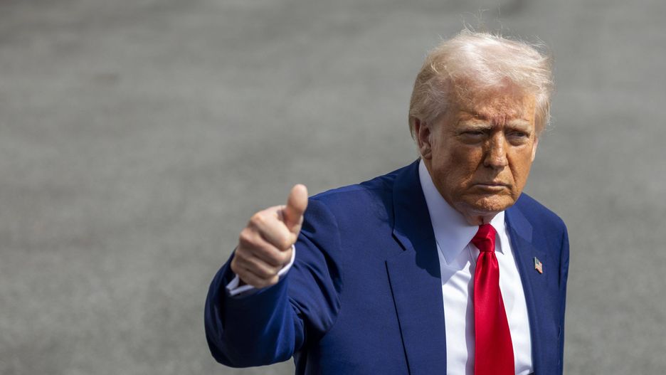 US President Trump departs the White House for Florida
epa12008125 US President Donald Trump gestures to members of the media as he walks to board Marine One on the South Lawn of the White House in Washington, DC, USA, 03 April 2025. President Trump is traveling to Florida for the weekend.  EPA/SHAWN THEW 
Dostawca: PAP/EPA.
SHAWN THEW
tie, hand, president
