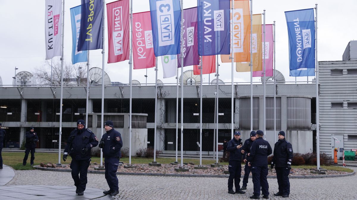 Protest w siedzibie TVP w Warszawie
20.12.2023 Warszawa , ulica Jana Pawla Woronicza . Siedziba Telewizji Polskiej , funkcjonariusze policji przed budynkiem TVP . Protest z udzialem politykow Prawa i Sprawiedliwosci w zwiazku z decyzja ministra kultury i dziedzictwa narodowego , ktory odwolal ze stanowisk dotychczasowych prezesow  Telewizji Polskiej , Polskiego Radia , Polskiej Agencji Prasowej i rady nadzorcze spolek .
Fot. Dawid Zuchowicz / Agencja Wyborcza.pl
Fot. Dawid Zuchowicz / Agencja Wyborcza.pl
manual, tvp, telewizja polska, protest, odwolanie zarzadu, pis, /FR/, policja, telewizja, polska, publiczna, media, stacja, minister, odwolanie, stanowisko, dotychczasowy, prezes, polskie, radio, pap, agencja, prasowa, rada, nadzorcza, spolka, przejecie, publiczne