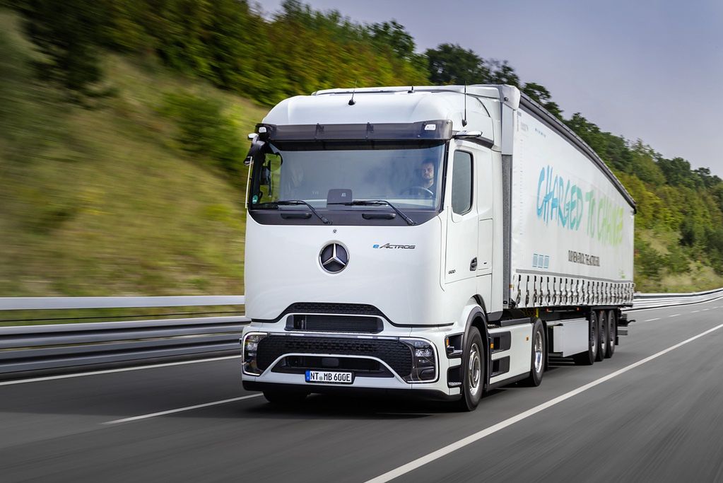 Mercedes eActros 600 - ładowanie na "Dżangłerze"*