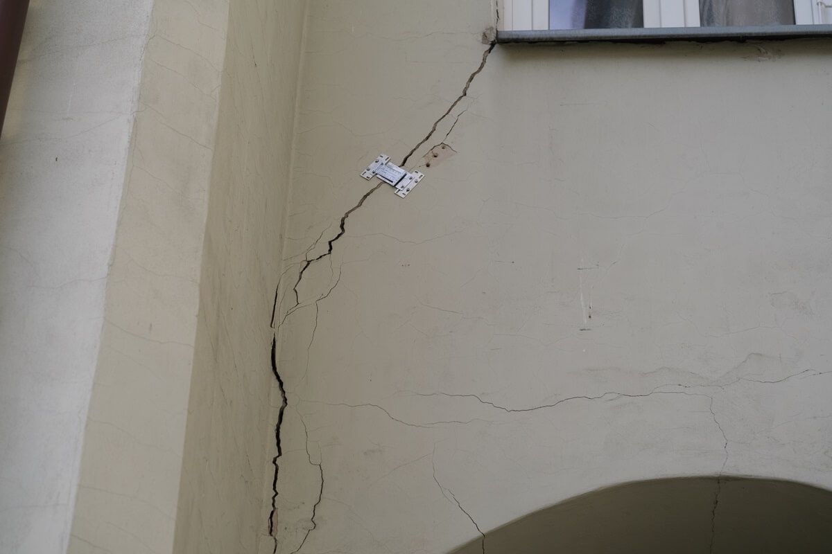 Pęknięcie na ścianie kamienicy przy ul. Farbiarskiej 2 od strony podwórka