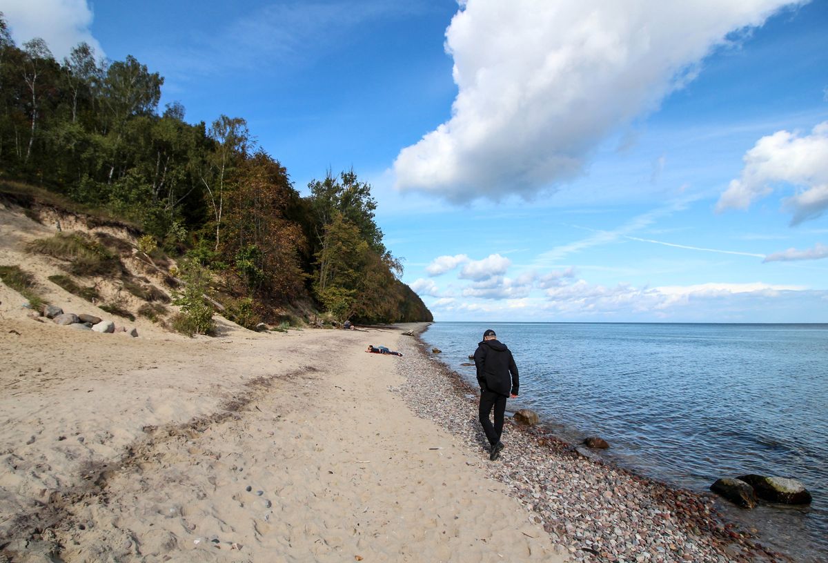Pogoda może zachęcać do spacerów, choćby na plaży w Gdyni(Photo by Michal Fludra/NurPhoto via Getty Images)