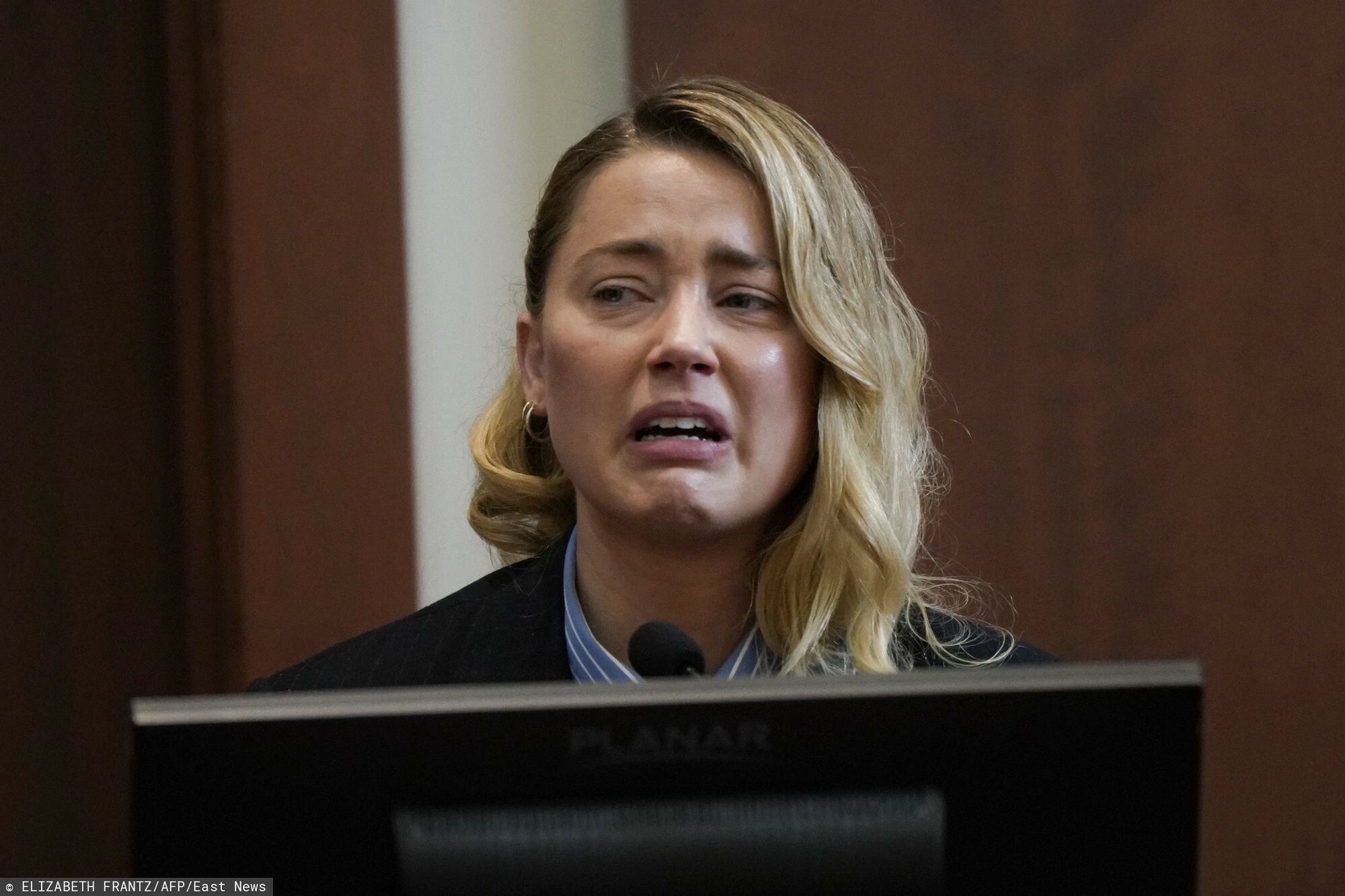 Bliska płaczu Amber Heard zeznaje przed sądem