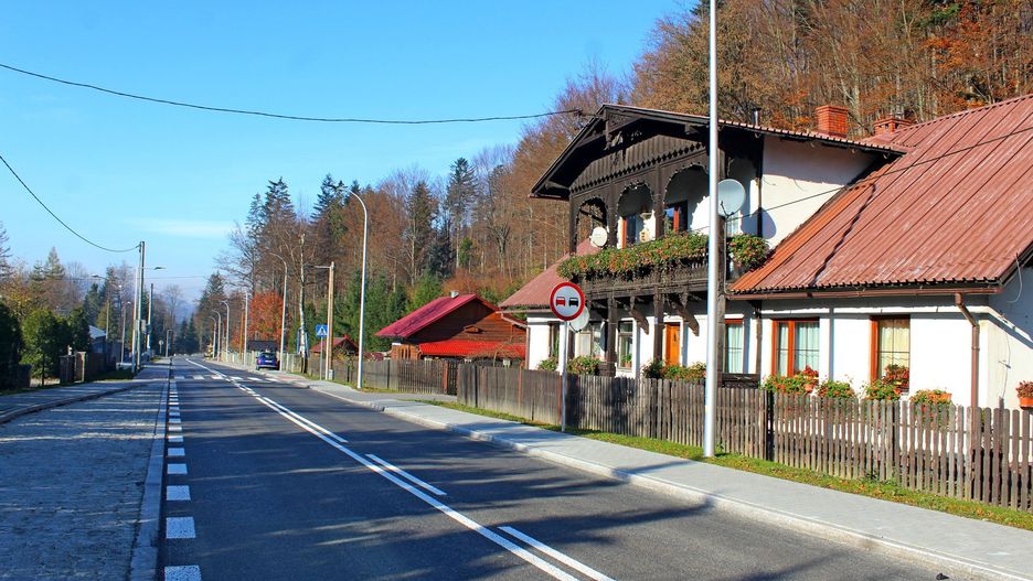 Fragment wyremontowanej drogi powiatowej w Wiśle Czarnem. 