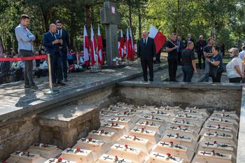 Ukraina: Pochowano szczątki 55 ofiar zbrodni wołyńskiej