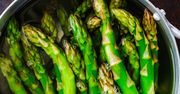 Dodaj do gotowania szparagów. Cała gorycz zniknie i zachowają piękny kolor