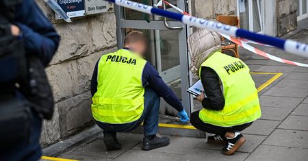 Incydent pod biurem PO. Szef MSWiA reaguje