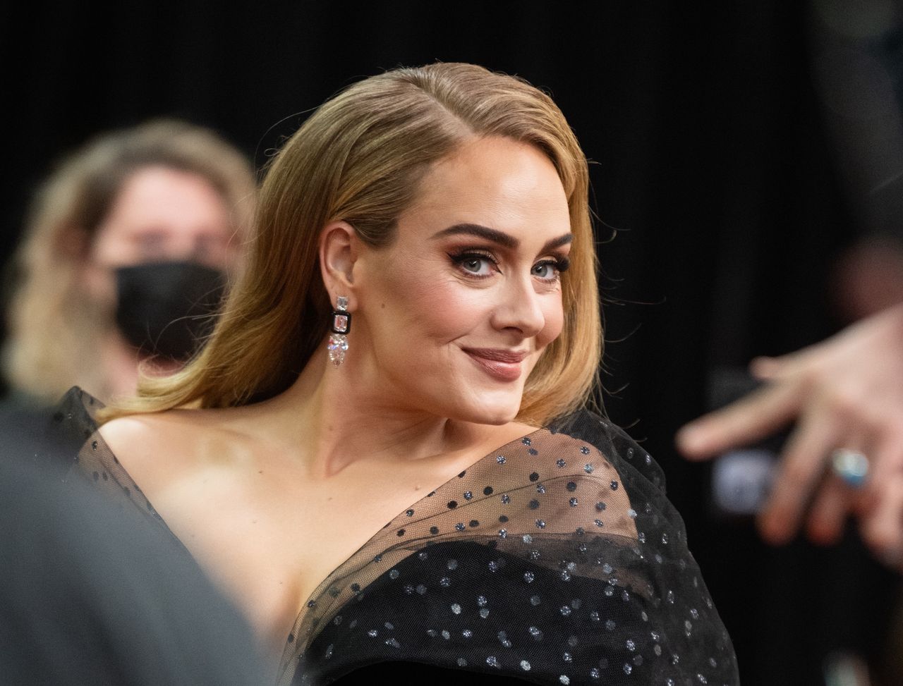 Adele kończy 34 lata. Na nowym zdjęciu zachwyca szczupłą talią