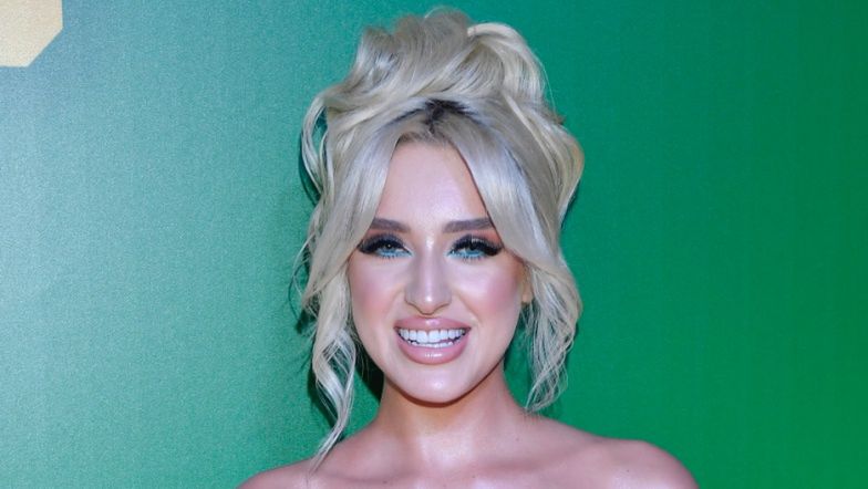 Caroline Derpienski pręży się w basenie. Internauta porównał ją do syrenki