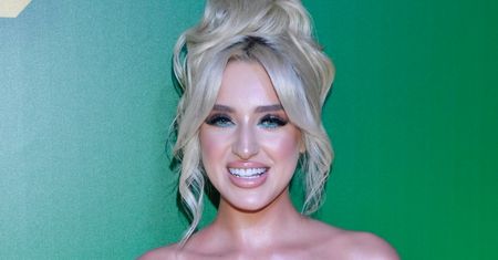 Caroline Derpienski pręży ciało w skąpym bikini. Internauta: "CUDOWNA SYRENKA" (FOTO)