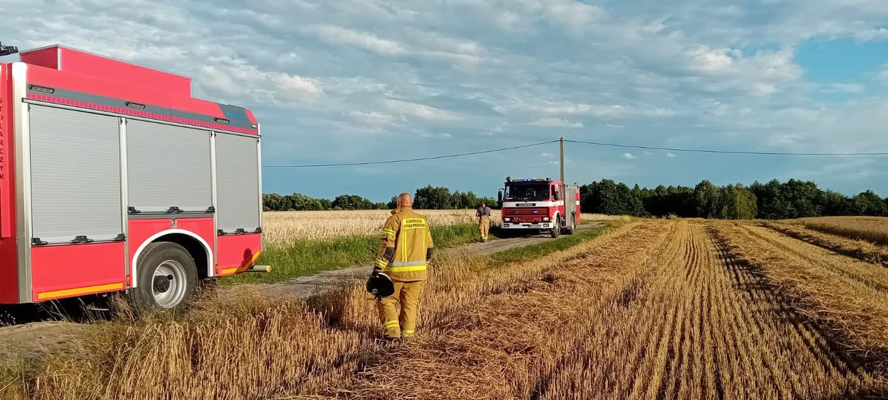 Pożar słomy w Karwosiekach - akcja strażaków!