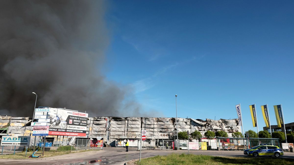 Spalona hala targowa na ul. Marywilskiej w Warszawie