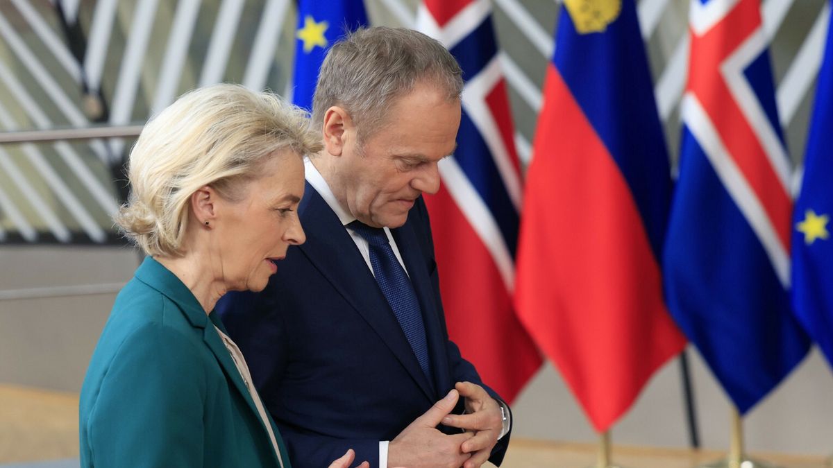 Donald Tusk na szczycie UE w BrukseliPoland's Prime Minister Donald Tusk, right, speaks with European Commission President Ursula von der Leyen during a group phto to mark the 30th anniversary of the European Economic Area Agreement, on the sidelines of an EU Summit in Brussels, Friday, March 22, 2024. European Union leaders on Friday will discuss plans to boost investment and the economy. (AP Photo/Geert Vanden Wijngaert)Geert Vanden Wijngaert